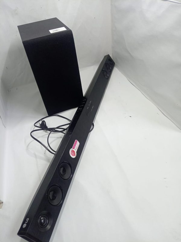 LG SQC2 2.1Ch 300W Soundbar with Wireless Subwoofer and Bluetooth
