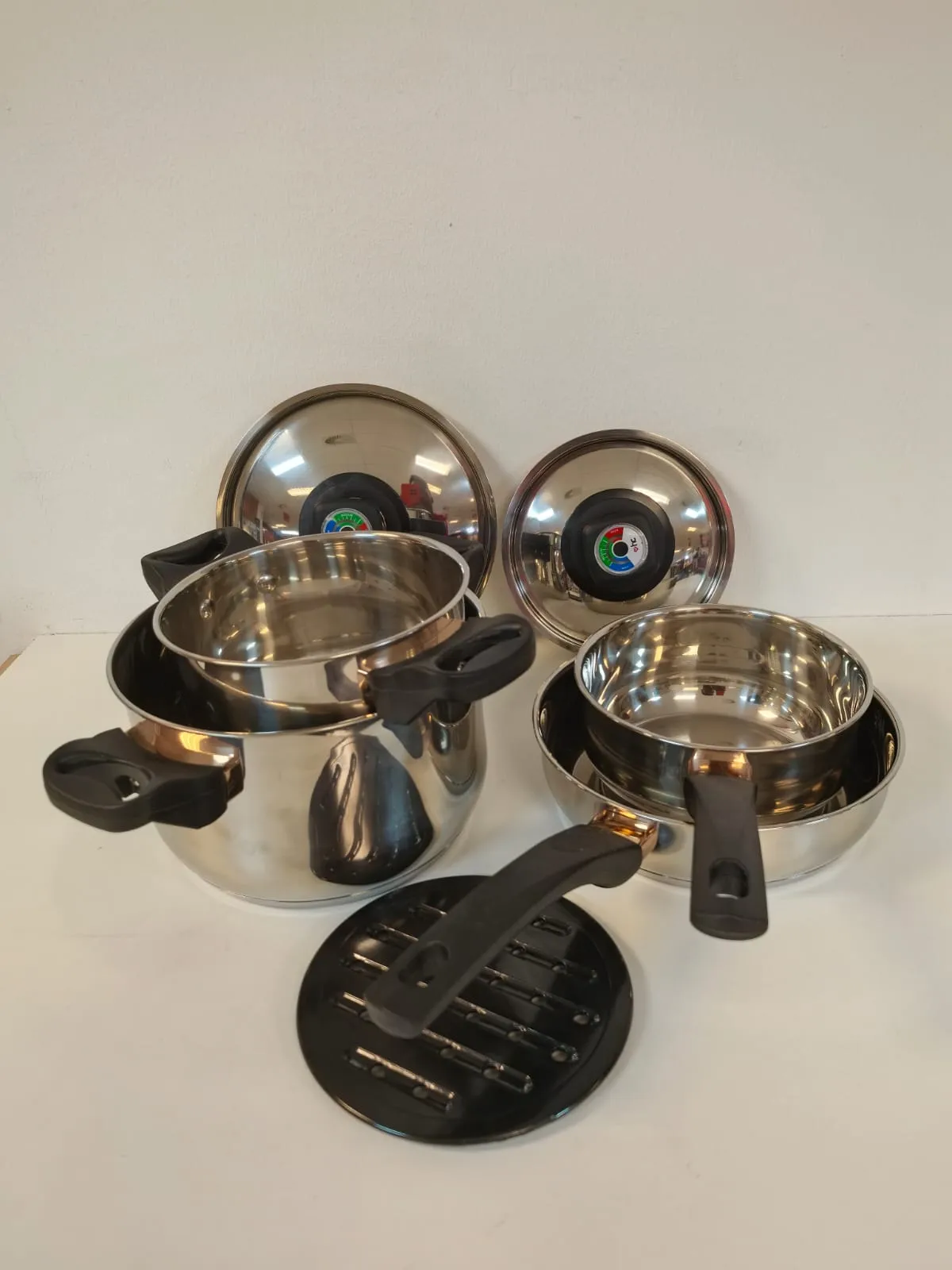 HOMECHOICE SOVEREIGN STAINLESS STEEL POT SET - Image 2